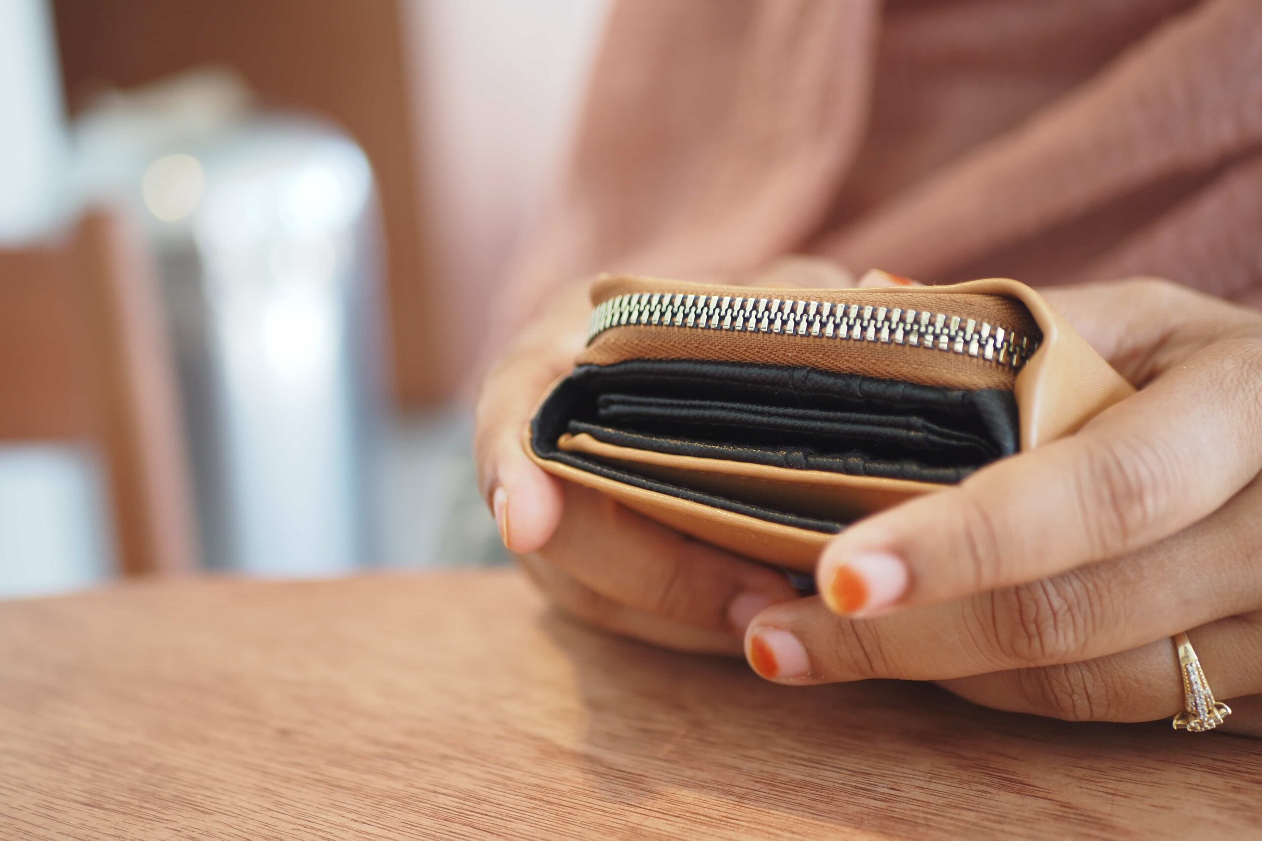 an-elegant-hand-gently-holding-a-stylish-wallet-th-2024-12-13-14-31-17-utc (1) zamknięty portfel w kobiecych rękach