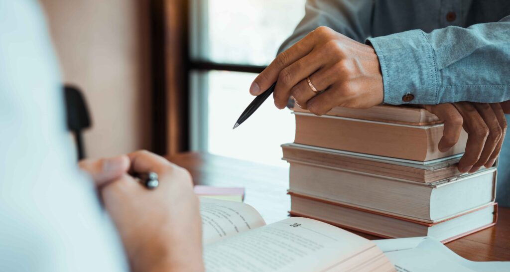 dwóch ludzi uczących się razem w bibliotece
